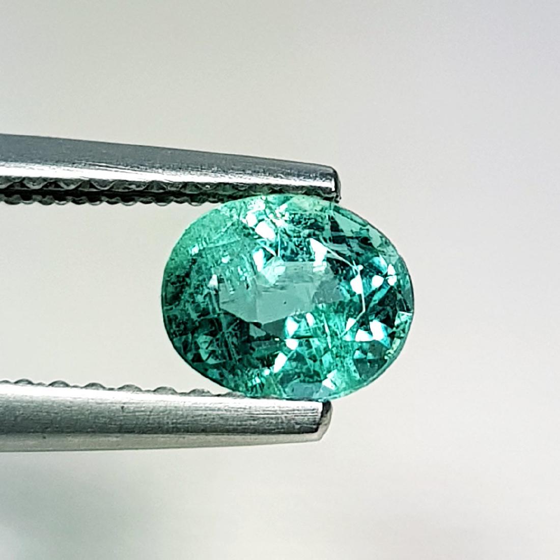 Natural Emerald Oval Cut 0.90 ct (1 of 6)