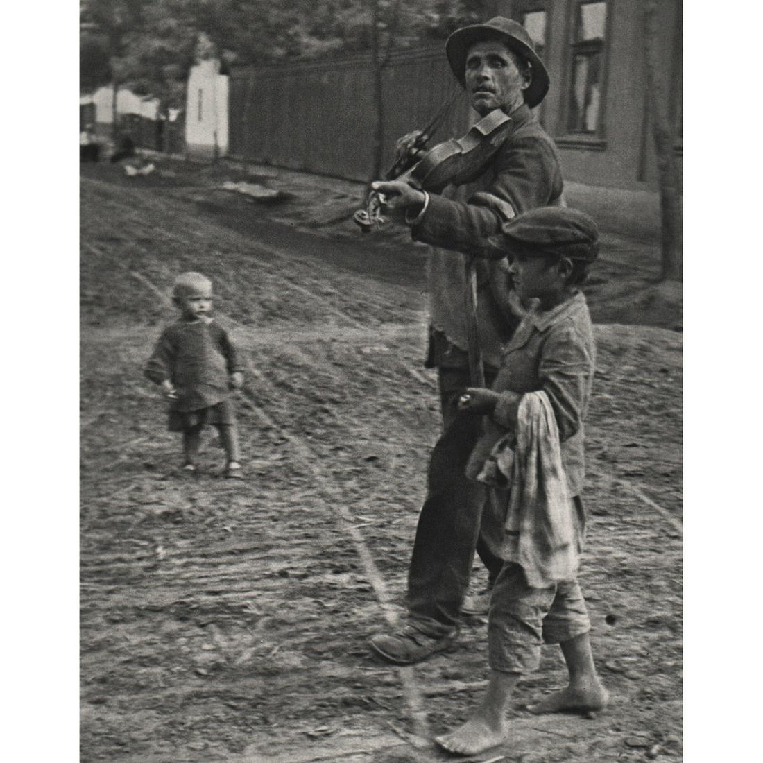 ANDRE KERTESZ - Wandering Violinist, Hungary 1921: Artist: ANDRE KERTESZ Print Title: Wandering Violinist, Hungary 1921 Medium: Sheet-Fed Gravure Printing Date: 1970's Printed in France Image size approx. 6.5 x 8.25 inches Andre Kertesz (1894-1985) bo