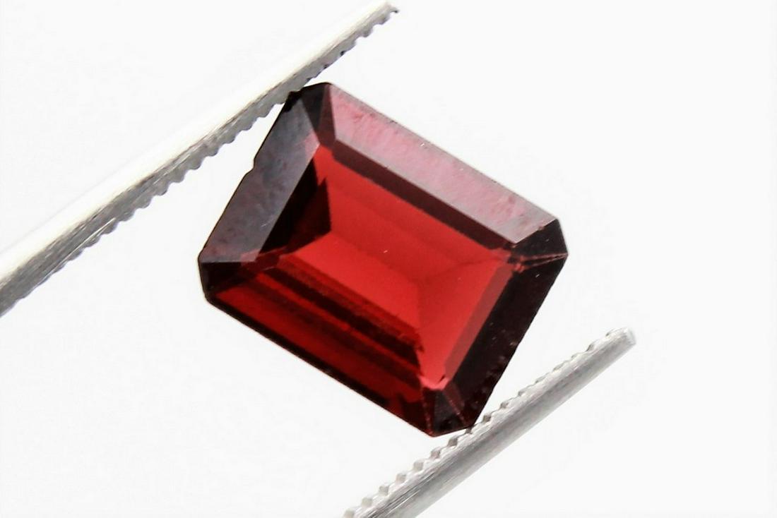 **Almandite Garnet of 5.58 ct ** (1 of 2)
