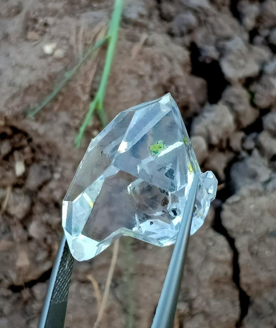 17.50 Carat Superb Quality Undamage Natural Rare: Title: 17.50 Carat Superb Quality Undamage Natural Rare Petroleum Diamond Quartz Specimen Treatment: Natural Gemstone: Petroleum Diamond Quartz Weight: 17.50 Carat Size/Dimensions: 20x15x10 mm Origin: