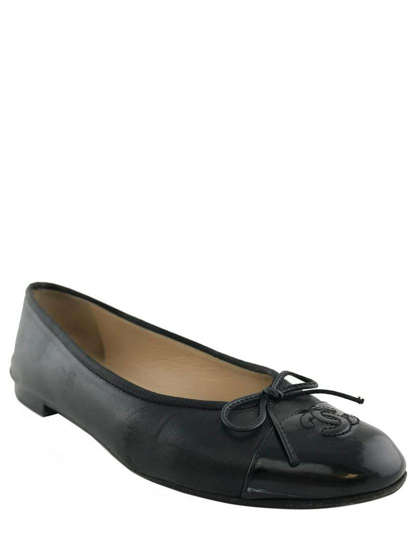 Chanel CC Cap Toe Leather Ballet Flats Size 8.5: We guarantee the authenticity of these classic Chanel CC Cap Toe Leather Ballet Flats Size 8.5 (IT 38.5) crafted from supple black lambskin. Featuring a patent leather CC logo cap toe with a bow tie a