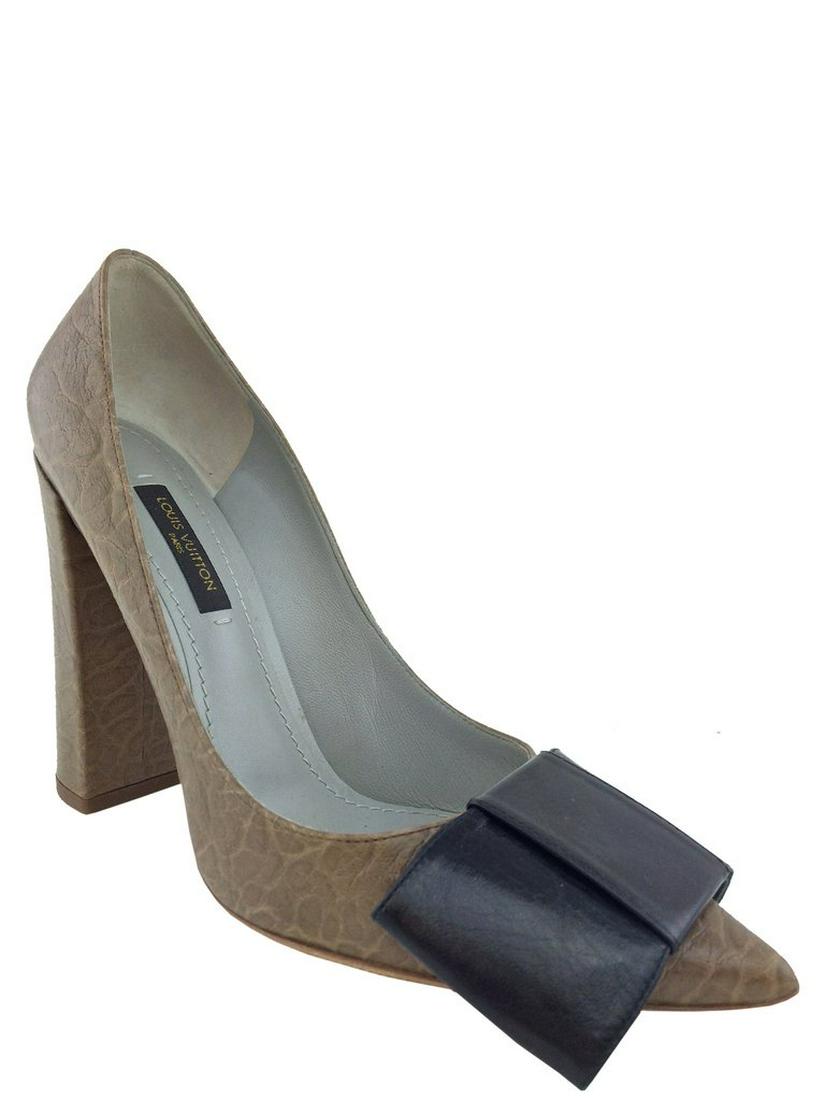 Louis Vuitton Leather Beauty Bow Pumps Size 7: We guarantee the authenticity of these Louis Vuitton Leather Beauty Bow Pumps Size 7 from the 2010 Fall-Winter Ready-To-Wear Collection. Featuring taupe cracked leather uppers, a fine-pointed toe and 