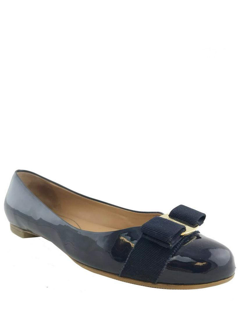 Salvatore Ferragamo Varina Patent Leather Bow Ballet: We guarantee the authenticity of these Salvatore Ferragamo Varina Patent Leather Bow Ballet Flats in Size 8 crafted from glossy navy blue patent leather with a round toe and signature metal Vara bow.