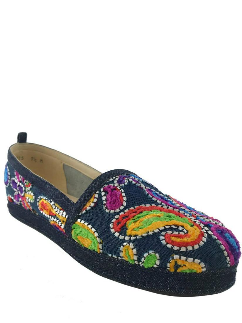 Stuart Weitzman Embroidered Denim Flats Size 9.5: Step out in style with this authentic pair of Stuart Weitzman Embroidered Denim Flats Size 9.5 featuring round toes, multicolored floral embroidery and dark blue denim heels. Condition: Excellent. Bra