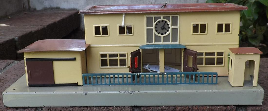 Marklin HO train station (made in Germany) all tin , (1 of 4)