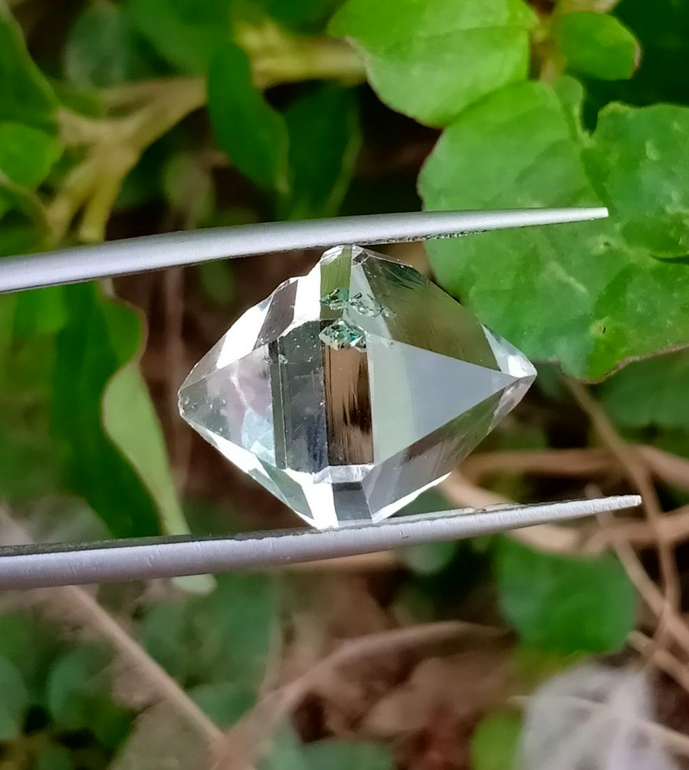 11.55 Carat Top Quality Rare Petroleum Diamond Quartz: Title: 11.55 Carat Top Quality Rare Petroleum Diamond Quartz Specimen Treatment: Natural Gemstone: Petroleum Diamond Quartz Weight: 11.55 Carat Reserve: $40.00 Shipping: Domestic: Flat-rate of $18.00 