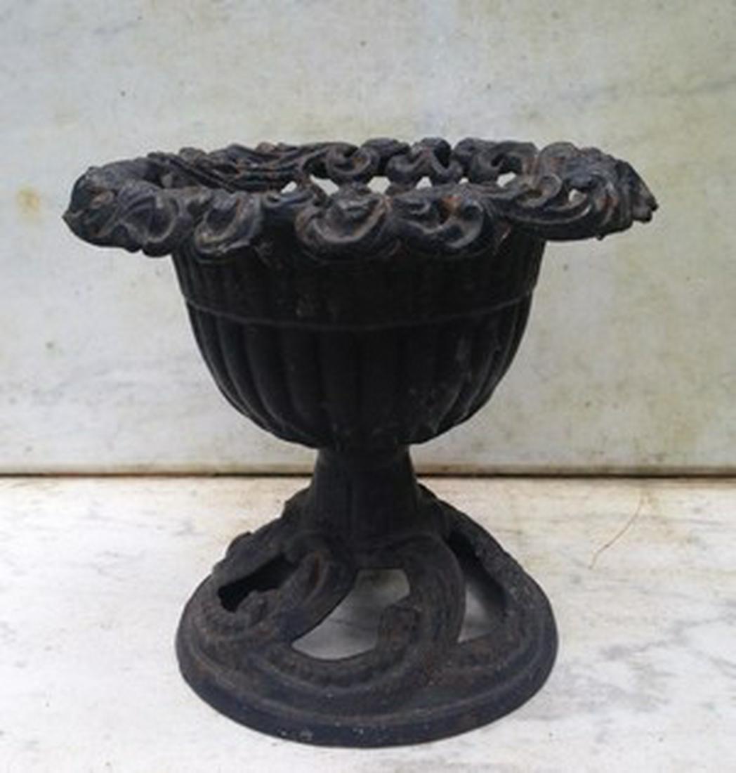 19thc Cast Iron Garden Urn In Gc (1 of 7)