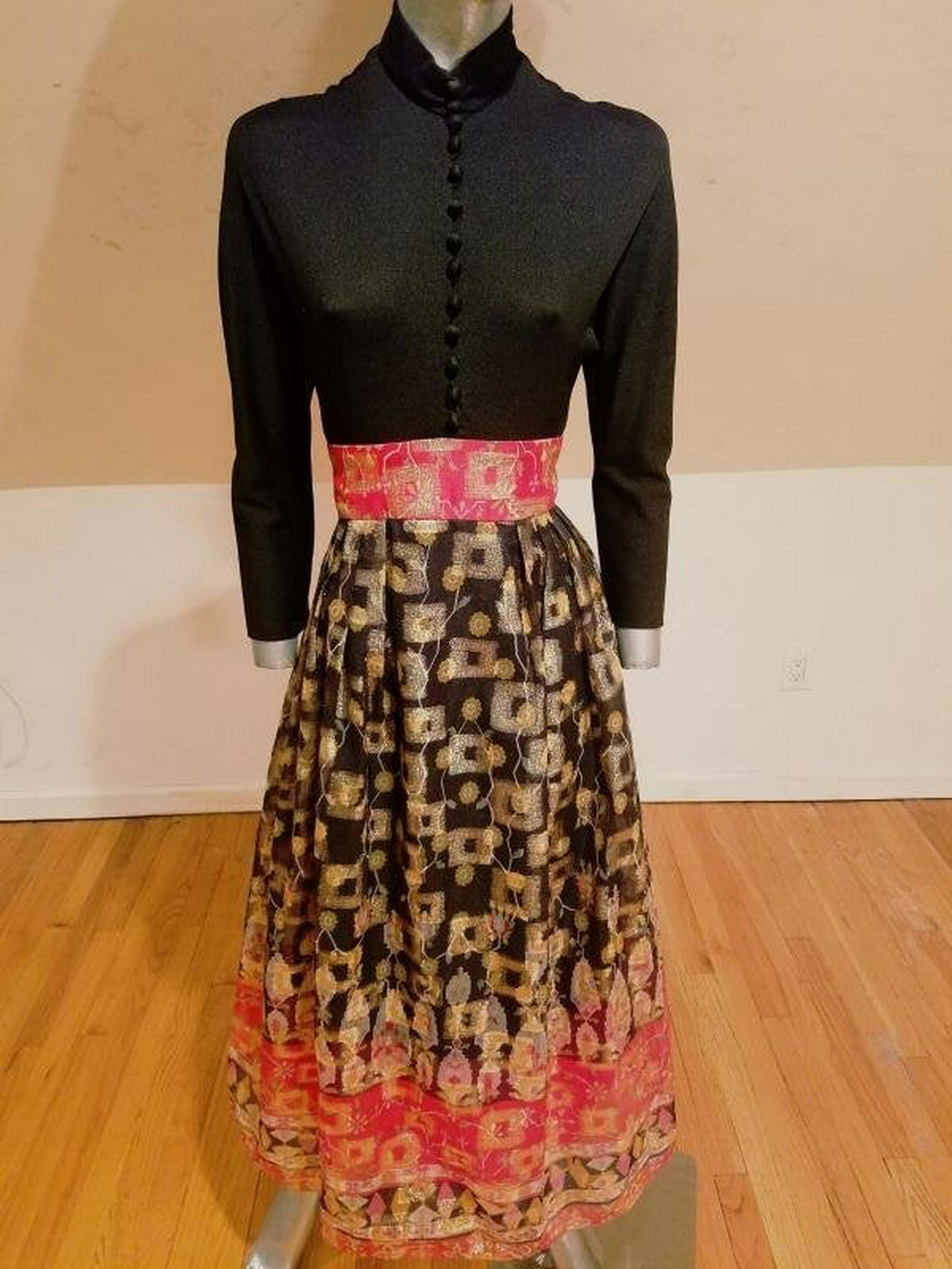 Vtg 70: Stunning Iconic DON LUIS De ESPANA Lame' chiffon gown Ethnic print soft poly fitted bodice with mock button up front, thinly lined skirt with a sheer Organza overlay.that is all gold and red metallic