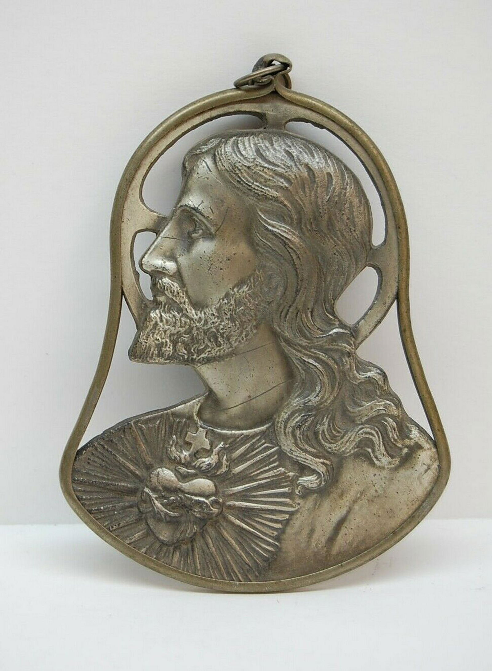 Vintage Wall Hanging Metal Plaque of Jesus Sacred Heart: Antique Wall Hanging Plaque of Jesus This is a nice metal wall hanging plaque of Jesus - Sacred Heart A nice collectible religious item 5" x 4" Reserve: $62.10 Shipping:</