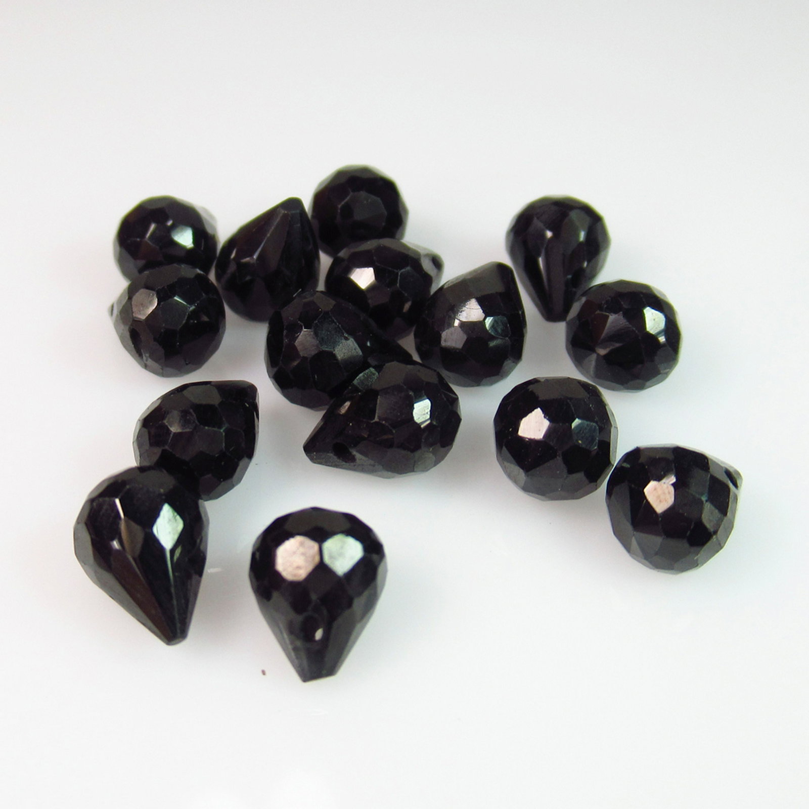 30.90 Ct Genuine 15 Drilled Black Spinel Pear Beads: No Reserve! Title: 30.90 Ct Genuine 15 Drilled Black Spinel Pear Beads Stone Clarity: Opaque Gemstones: Natural Black Spinel Beads Carat Weights: 30.9 Size/Dimensions: 7.1x5.6 to 7.9x5.8 mm / 15 PC's 