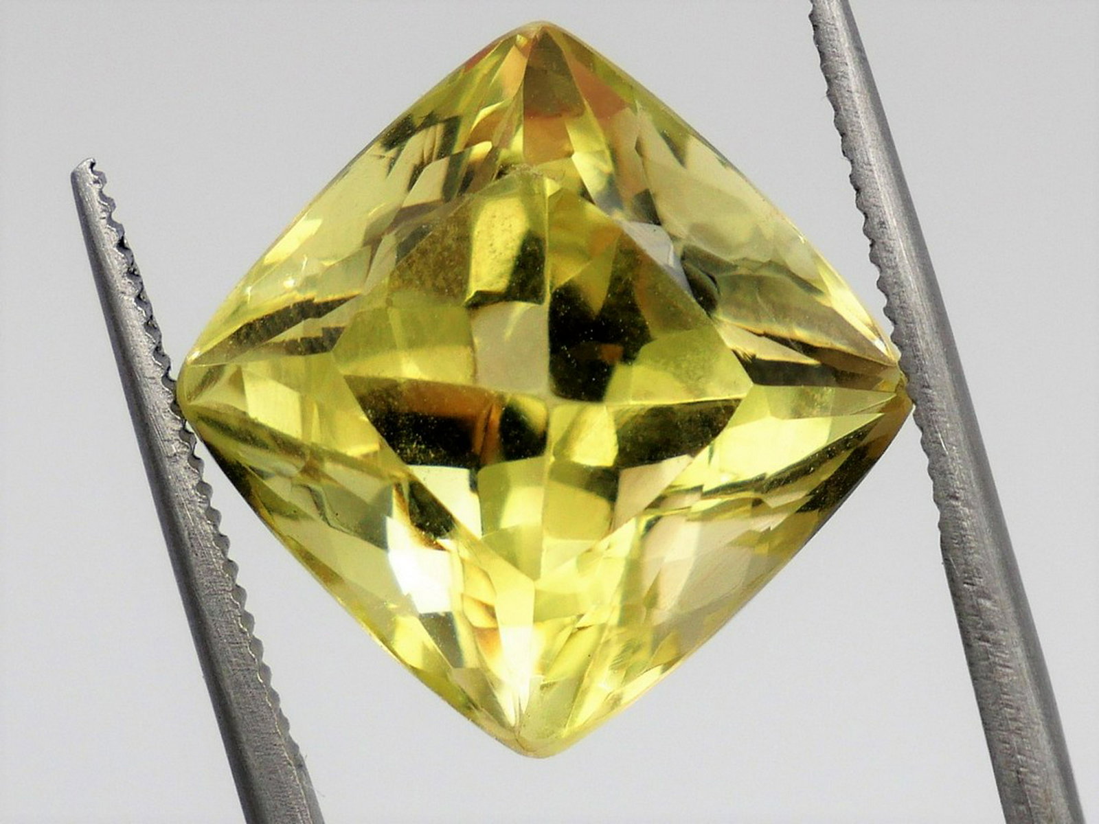 Lemon Quartz 13.91 ct: No Reserve! Title: Lemon Quartz 13.91 ct Brand: Colored Gemstones Stone Clarity/Color: VVS Gemstones: Lemon Quartz Carat Weights: 13.91 ct Size/Dimensions: 13.82 x 13.79 x 11.78 mm Shipping: Domestic