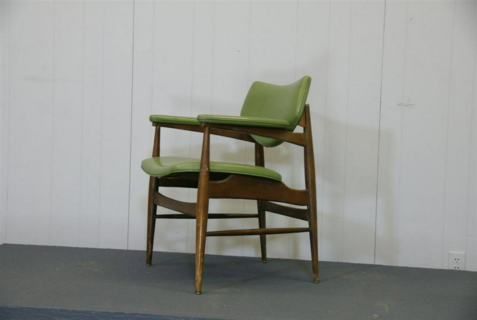 Thonet Desk Chair: Condition; Very Good; Dimensions; Height: 32" / 81.28cm Depth: 24" / 60.96cm Width: 23" / 58.42cm Seat Height: 18" / 45.72cm Manufactured By: Thonet Literature: Manufacturer Label; No. of Items; 1; De