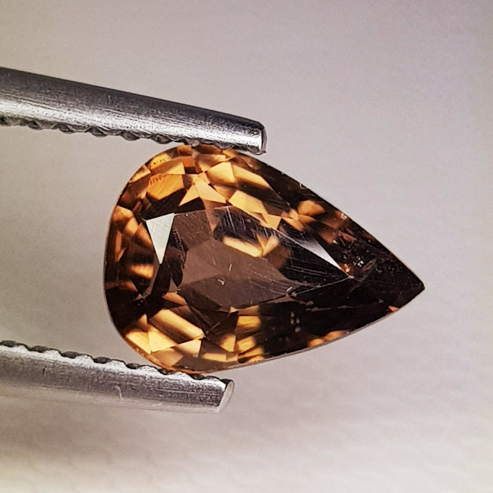 2.10 ct Natural Zircon Pear Cut: No Reserve! Title: 2.10 ct Natural Zircon Pear Cut Color/Clarity: VVS Loosegemstone Carat Weights: 2.1 Size/Dimensions: 8.60 x 6.10 x 4.20 Pear - Cambodia Shipping: Worldwide: Flat-rate of $10.00 to a