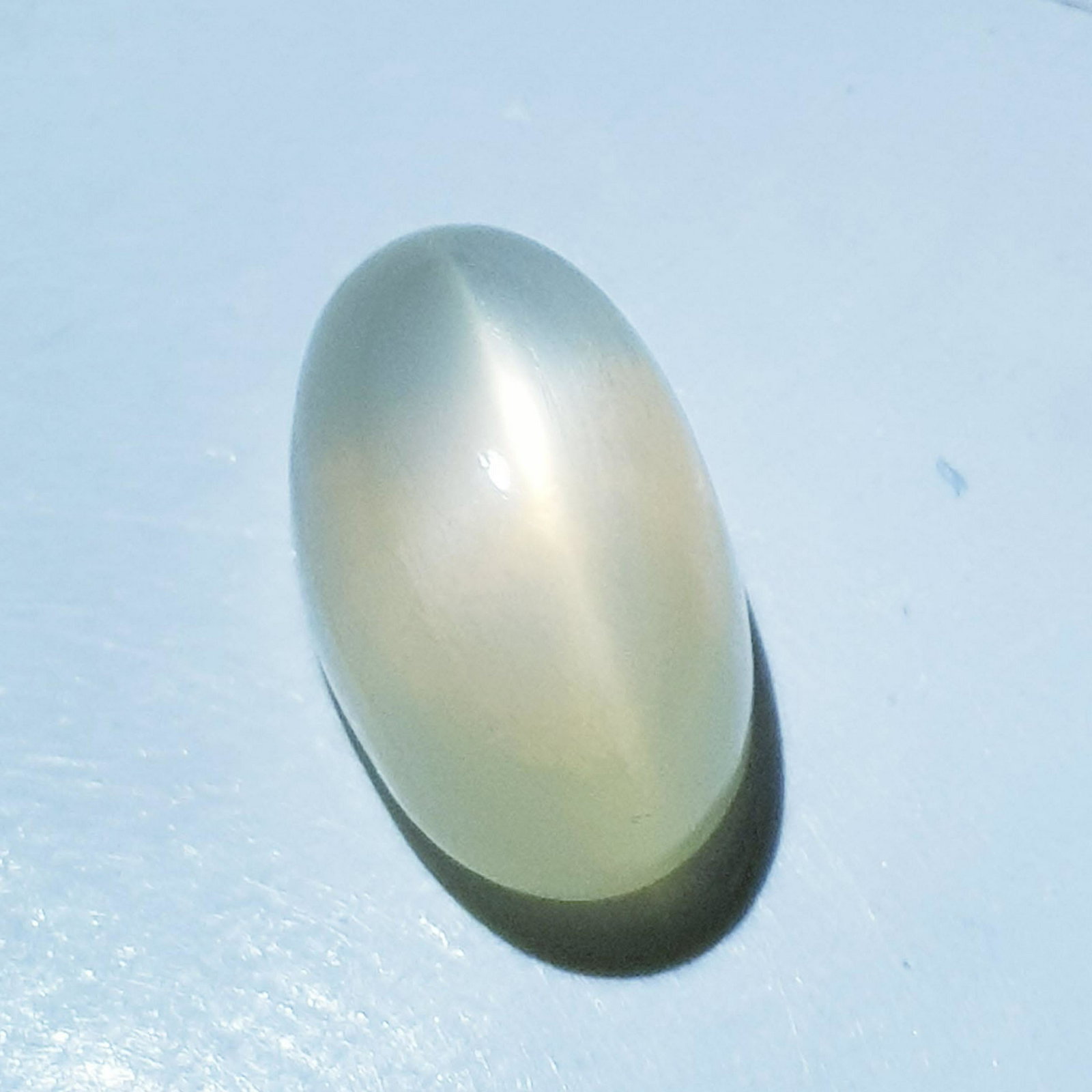 10.40 ct Natural Peach Orange Moonstone Cat's Eye: No Reserve! Title: 10.40 ct Natural Peach Orange Moonstone Cat's Eye Color/Clarity: Semi Transparent Loosegemstone Carat Weights: 10.4 Size/Dimensions: 15.90 x 9.50 x 9.10 Oval - India Shipping: World