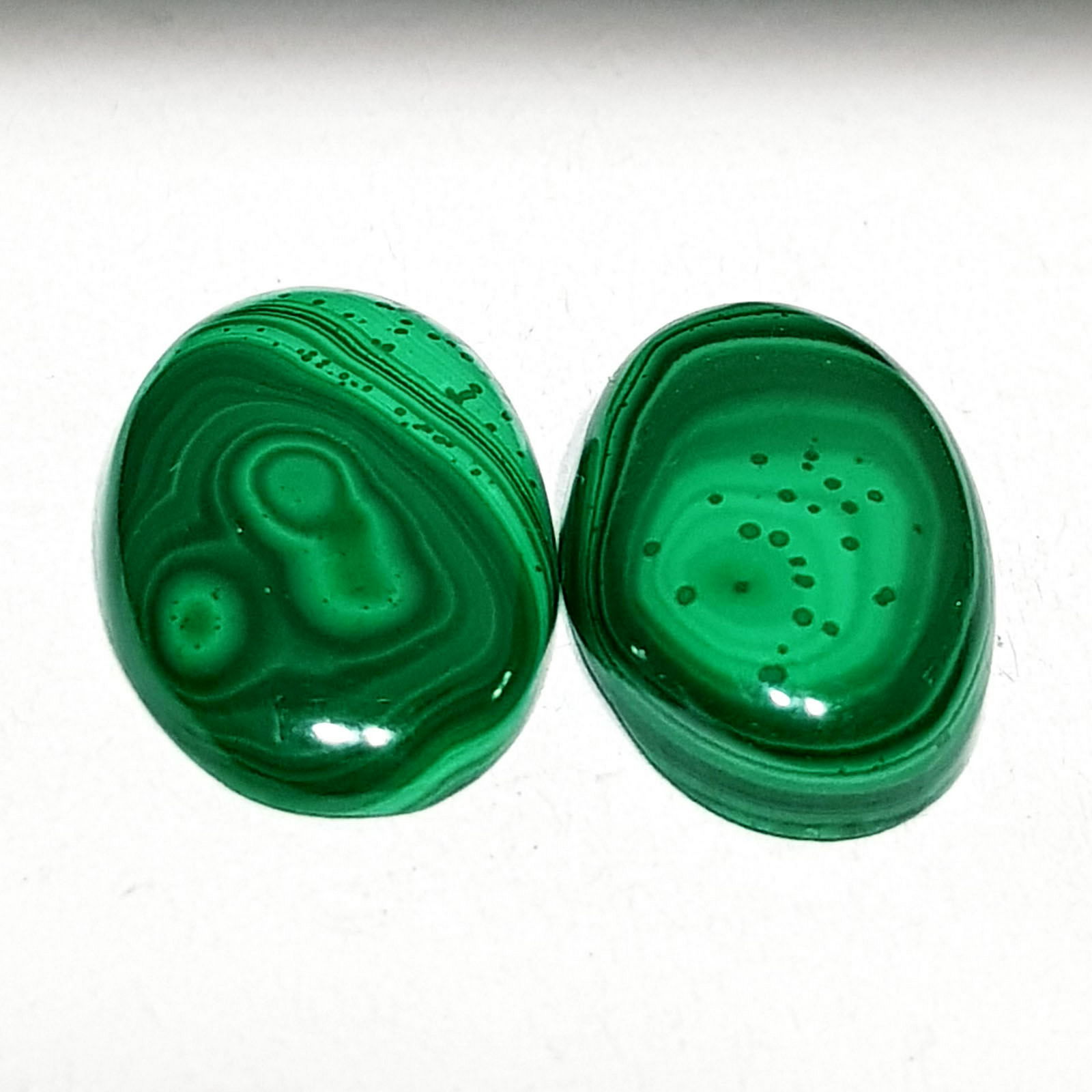 15.60 ct Pair of Natural Malachite: No Reserve! Title: 15.60 ct Pair of Natural Malachite Color/Clarity: Opaque Loosegemstone Carat Weights: 15.6 Size/Dimensions: 16.20 x 10.60 x 4.40/17.00 x 11.10 x 3.10 Oval - Brazil Shipping: Worldw