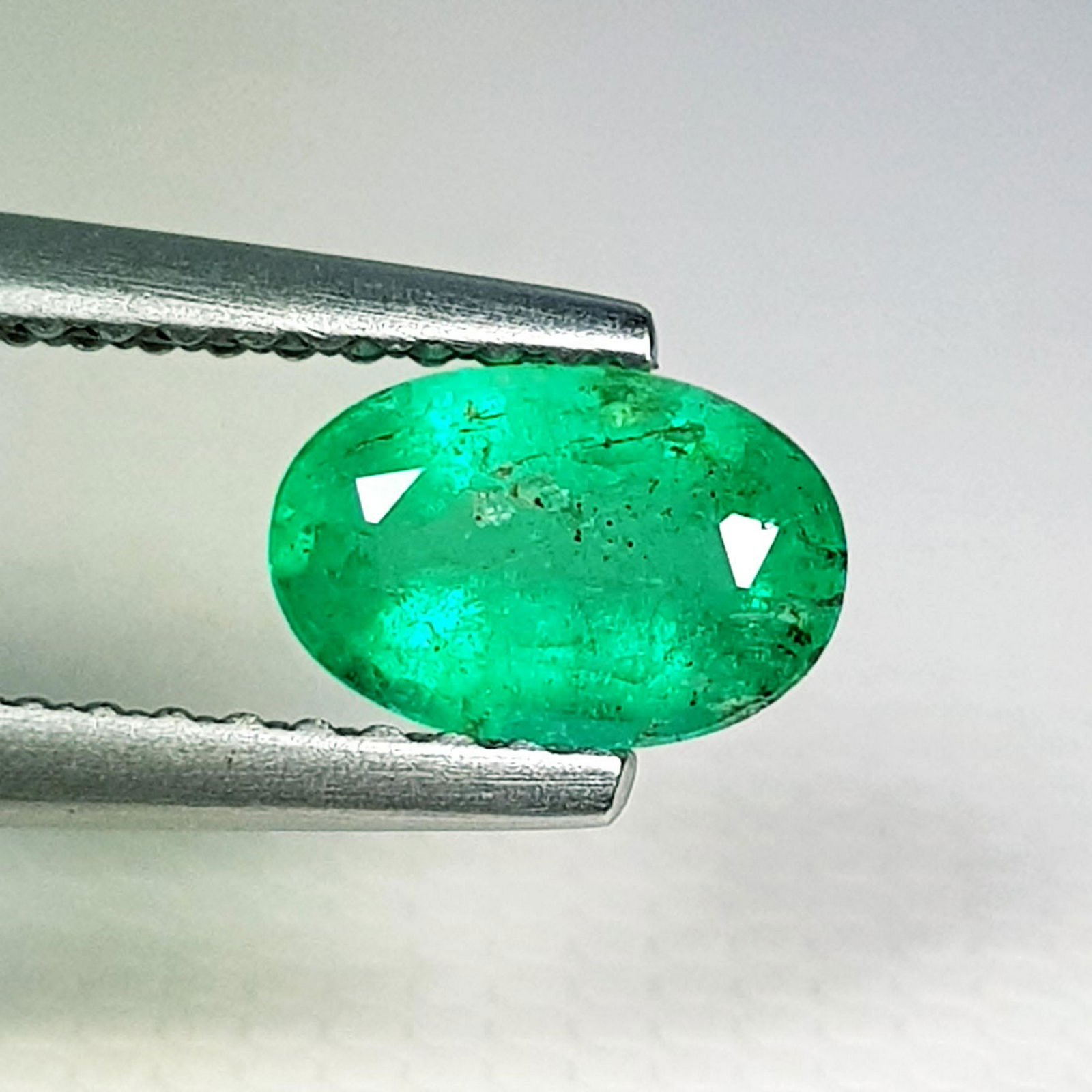 Natural Emerald Oval Cut 0.55 ct (1 of 6)