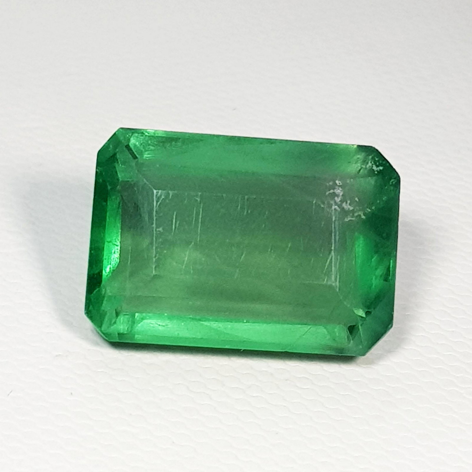 Natural Colombian Green Fluorite Emerald Cut 24.25 ct: No Reserve! Title: Natural Colombian Green Fluorite Emerald Cut 24.25 ct Color/Clarity: SI Loosegemstone Carat Weights: 24.25 Size/Dimensions: 19.15 x 13.35 x 9.30 Emerald - Brazil Shipping: Worldwide