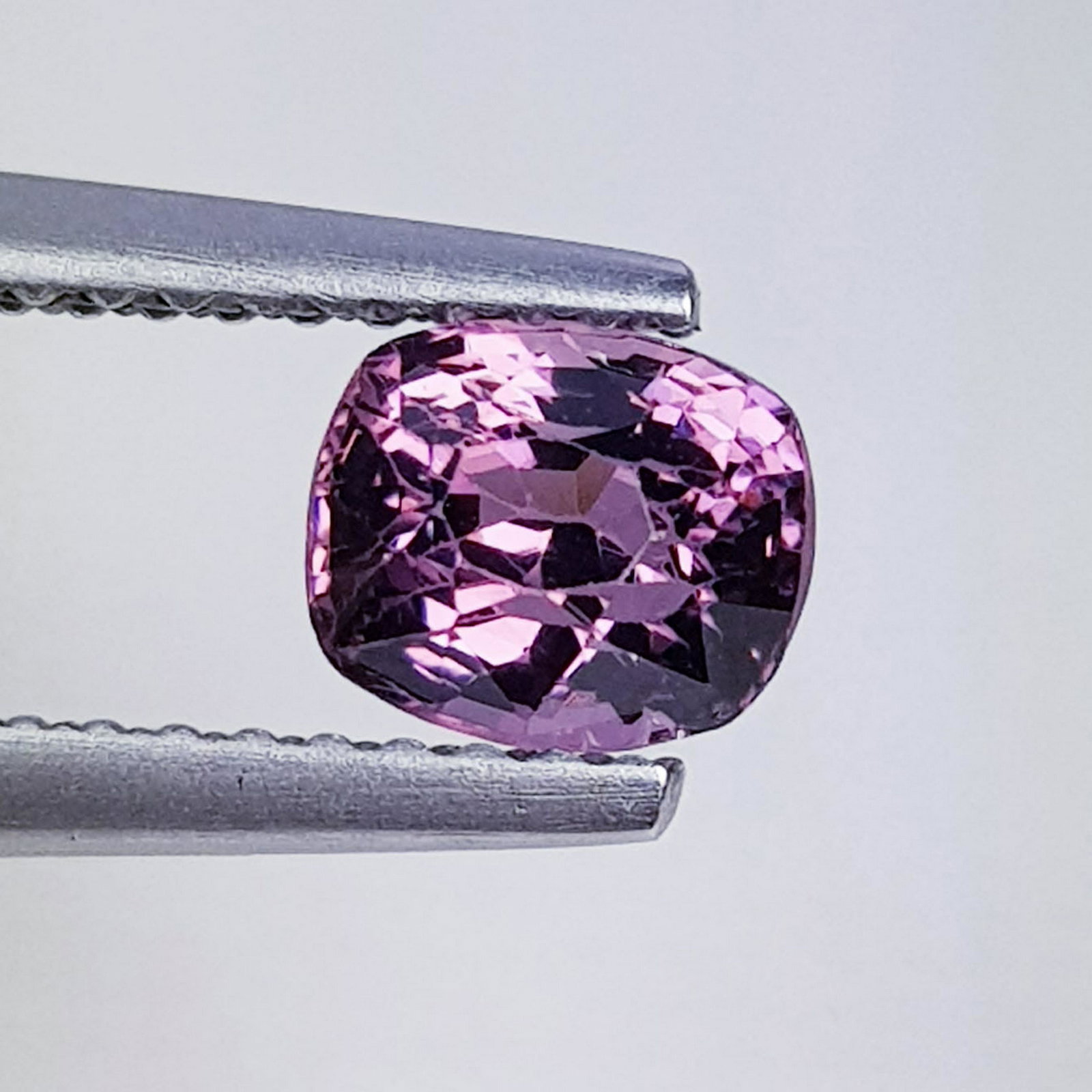 Natural Spinel Cushion Cut - 0.85 ct: No Reserve! Title: Natural Spinel Cushion Cut - 0.85 ct Color/Clarity: VSGemstones Carat Weights: 0.85 Size/Dimensions: 5.70 x 4.95 x 4.10 Cushion - Burma Shipping: Worldwide: Flat-rate of $10.00 to a