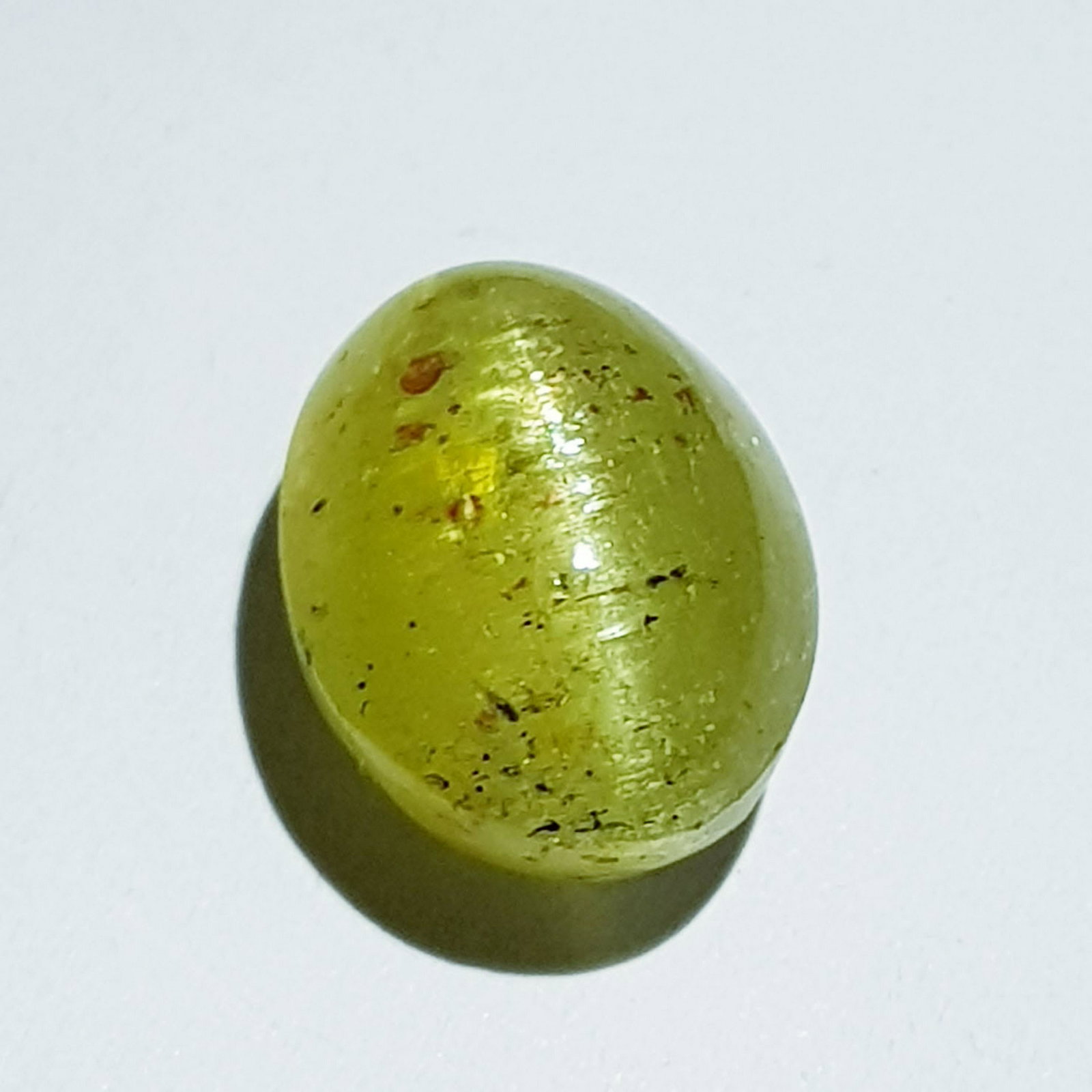 15.40 ct Natural Apatite cat's Eye: No Reserve! Title: 15.40 ct Natural Apatite cat's Eye Color/Clarity: Semi TransparentLoosegemstone Carat Weights: 15.4 Size/Dimensions: 17.80 x 9.80 x 10.50 Oval - Jharkhand Shipping: Worldwide: Flat-