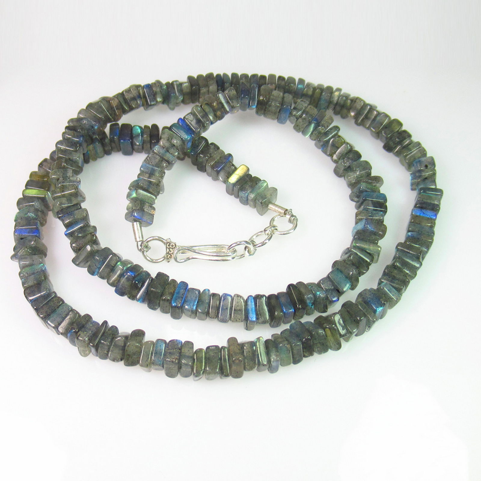 107.89 Ct 925 Silver 215 Labradorite Square Beads: No Reserve! Title: 107.89 Ct 925 Silver 215 Labradorite Square Beads Necklace Stone Clarity: Transparent Gemstones: Natural Labradorite Beads Carat Weights: 107.89 Size/Dimensions: 4.40 to 5.30 / 215