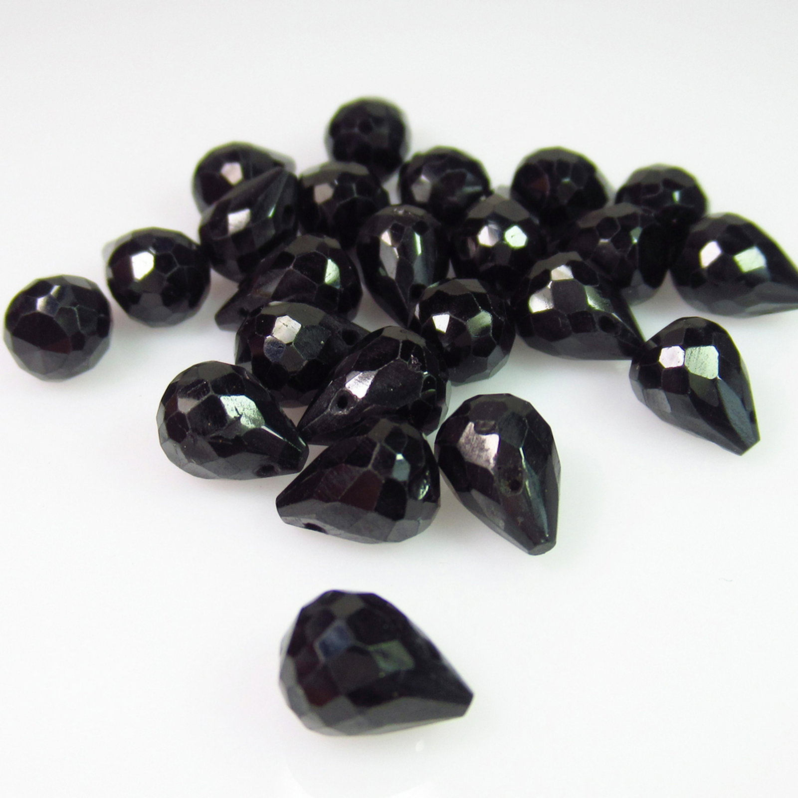 48.68 Ct Genuine 23 Drilled Black Spinel Pear Beads: No Reserve! Title: 48.68 Ct Genuine 23 Drilled Black Spinel Pear Beads Stone Clarity: Opaque Gemstones: Natural Black Spinel Beads Carat Weights: 46.68 Size/Dimensions: 7.6x5.9 to 8.7x5.6 mm / 23 PC's