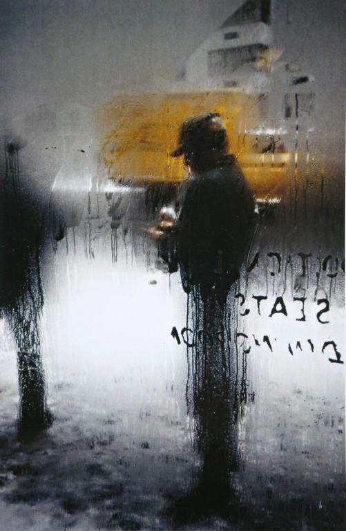 SAUL LEITER - Without Title, New York, 1960: Artist: Saul Leiter Title: Without Title, New York, 1960 Date Printed: 2008 Medium: Photo Litho with Copyright Saul Leiter courtesy Howard Greenberg, New York Printer Location: ItalySize: 14.5x22 cm -