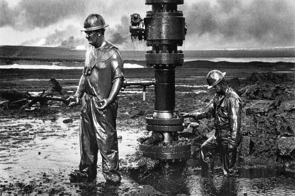 SEBASTIAO SALGADO - Kuwait, 1991: Artist: Sebastiao Salgado Title: Kuwait, 1991 Date Printed: 2008 Medium: Photo Litho with Copyright Sebastiao Salgado / Amazonas Images Printer Location: Italy Size: 14.5x22 cm - 5.7x8.5 inch Mount Si