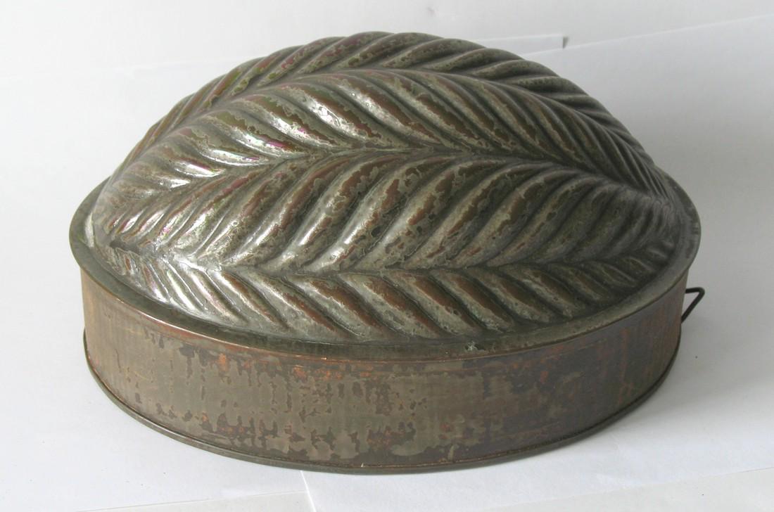Early oval tin & copper mold. (1 of 1)