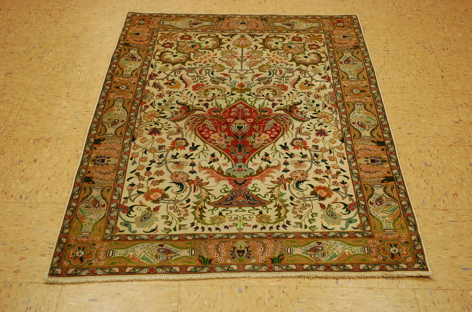FINE WOVEN KORK W Persian TABRZ RUG 3.4x4.10 VASE (1 of 9)