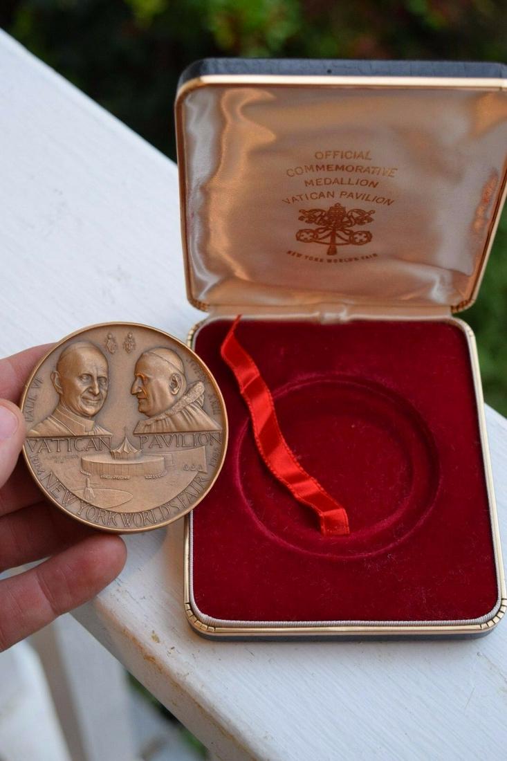 Old Vatican Collector Medallion "Pope Paul VI & John: This is a nice older bronze commemorative medallion "Vatican Pavilion" in case: Pope Paul VI and Pope John XXIII New York Worlds Fair, 1965 It has the 2 Popes on the front side Michelangelo's "PIETA"