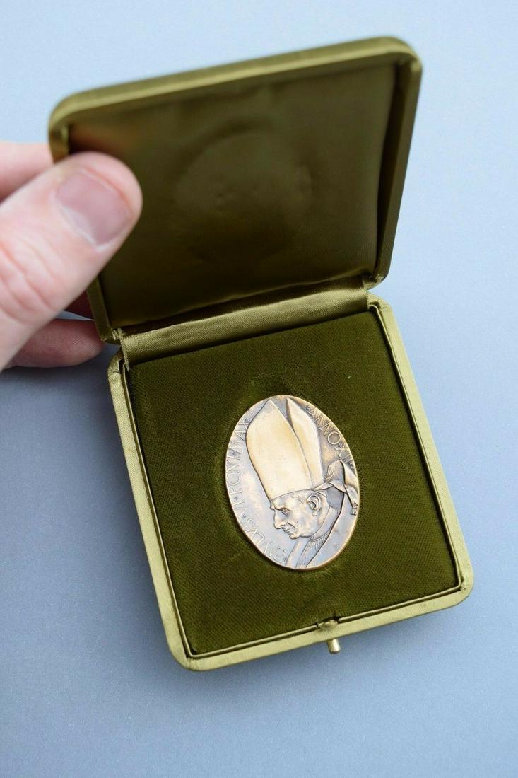 Old Vatican Collector Coin in Case: "Pope Paul VI" +: This is a nice older Vatican Collector Coin in Case as shown "Pope Paul VI" It has "Pope Paul VI" on the front side "The Last Supper" on the back side It comes in the original perfectly fitted velvet