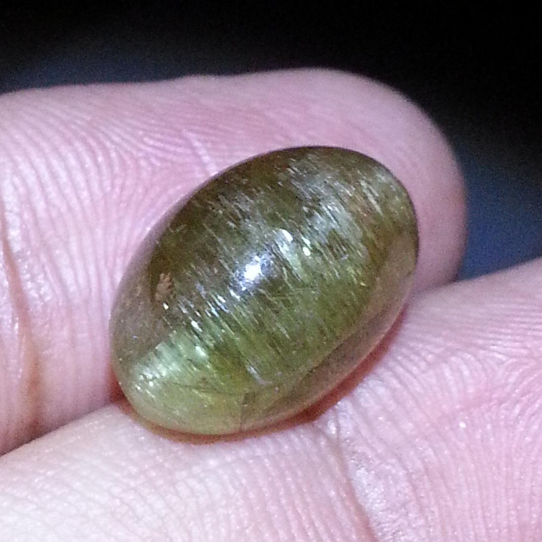 12.56 ct Natural Apatite cat's Eye: No Reserve! Title: 12.56 ct Natural Apatite cat's Eye Color/Clarity: Semi Transparent Gemstones: Loosegemstone Carat Weights: $13 Size/Dimensions: 14.70 x 10.09 x 9.32 Additional Information: Oval - J