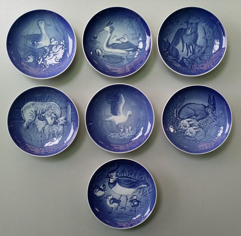 Bing & Grondahl - Mother's Day - 7 Dishes: No Reserve! Title: Bing & Grondahl - Mother's Day - 7 Dishes Date/Period: 70s / 80s Materials: Porcelain Dimension: Cm 15 Description:Bing & Grondahl Seven porcelain dishes "Mother's Day" Collection D