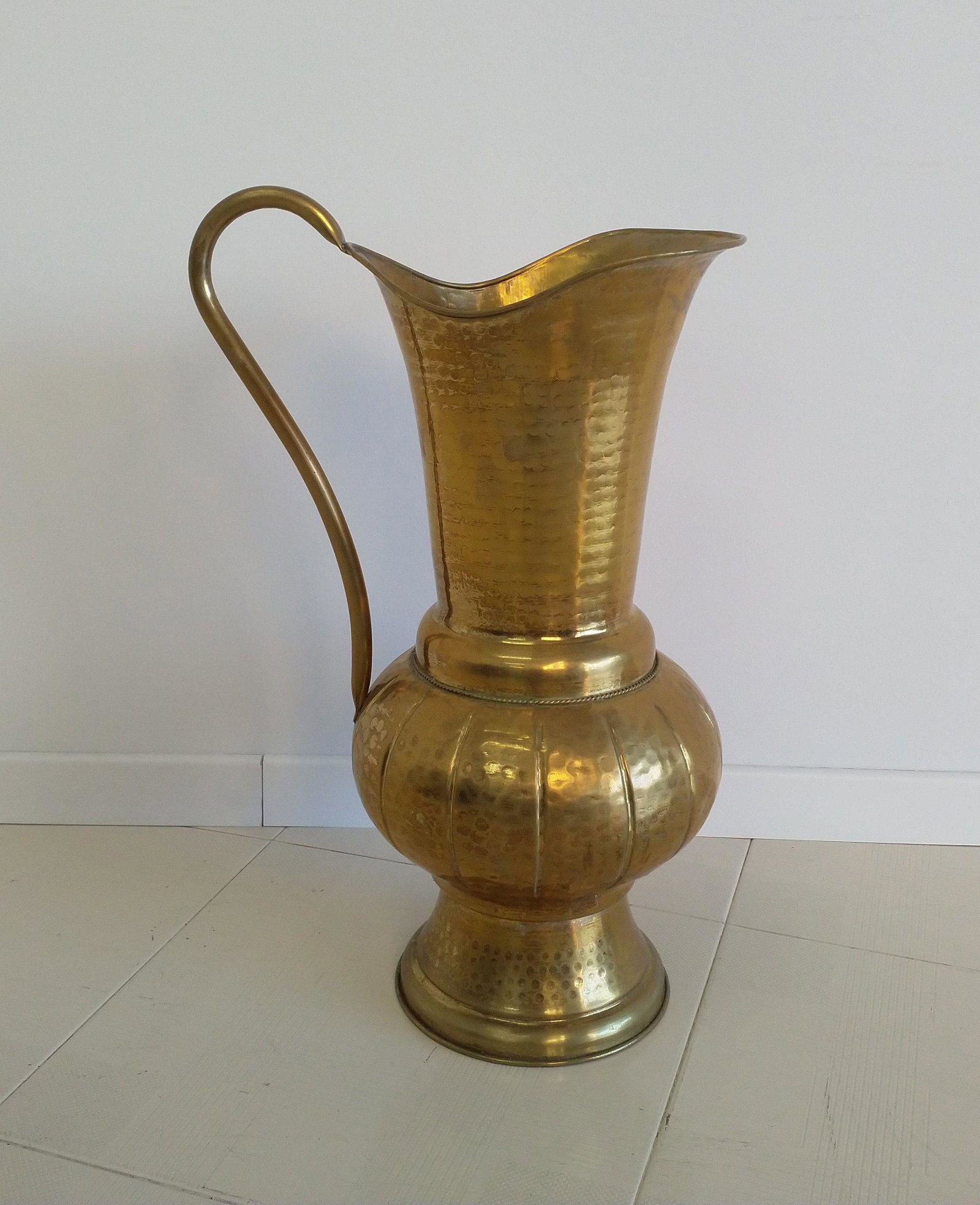 Great Brass Amphora: No Reserve! Title: Great Brass Amphora Date/Period: 50s Materials: Brass Dimension: Cm 40 x 28 x 61 Description:Large hammered brass amphora Size Cm 40 x 28 x 61 Basic diameter Cm 21.5 Central diamete