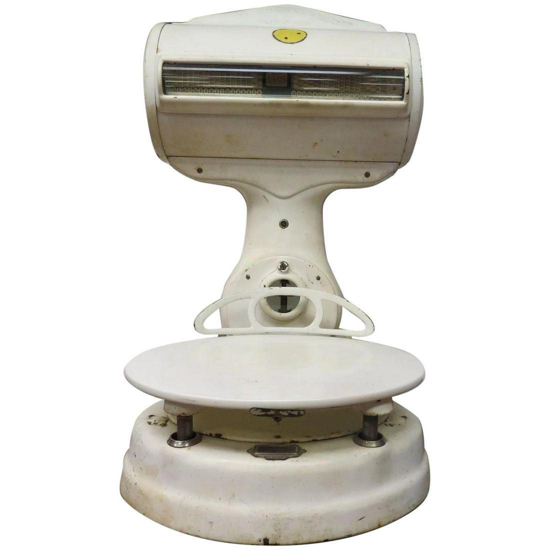 Vintage Standard Computing Scale Co. Butcher: This is a meat market scale from The Standard Computing Scale Co. in Detroit, MI. The last patent date marked on the scale is 1911. . The scale weighs items perfectly. I have put marked weights on it