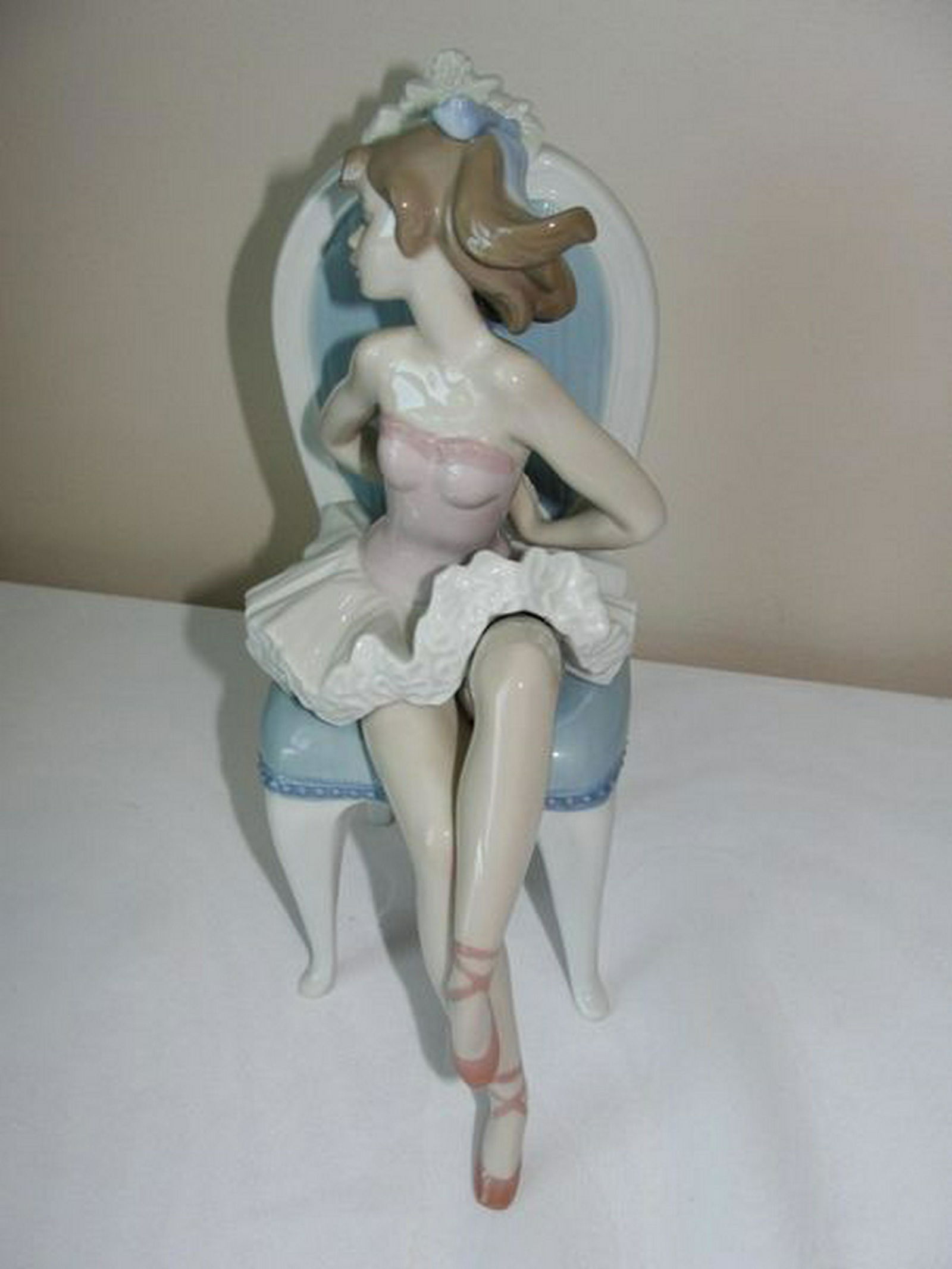Boxed Vintage Lladro Figurine porcelain 5865 Ballerina: Title: Boxed Vintage Lladro Figurine porcelain 5865 Ballerina Origin: Spain Materials:Porcelain Description: This is a Lladro Ballerina seated on a chair. It is named "Dressing for the Ballet", #5865.