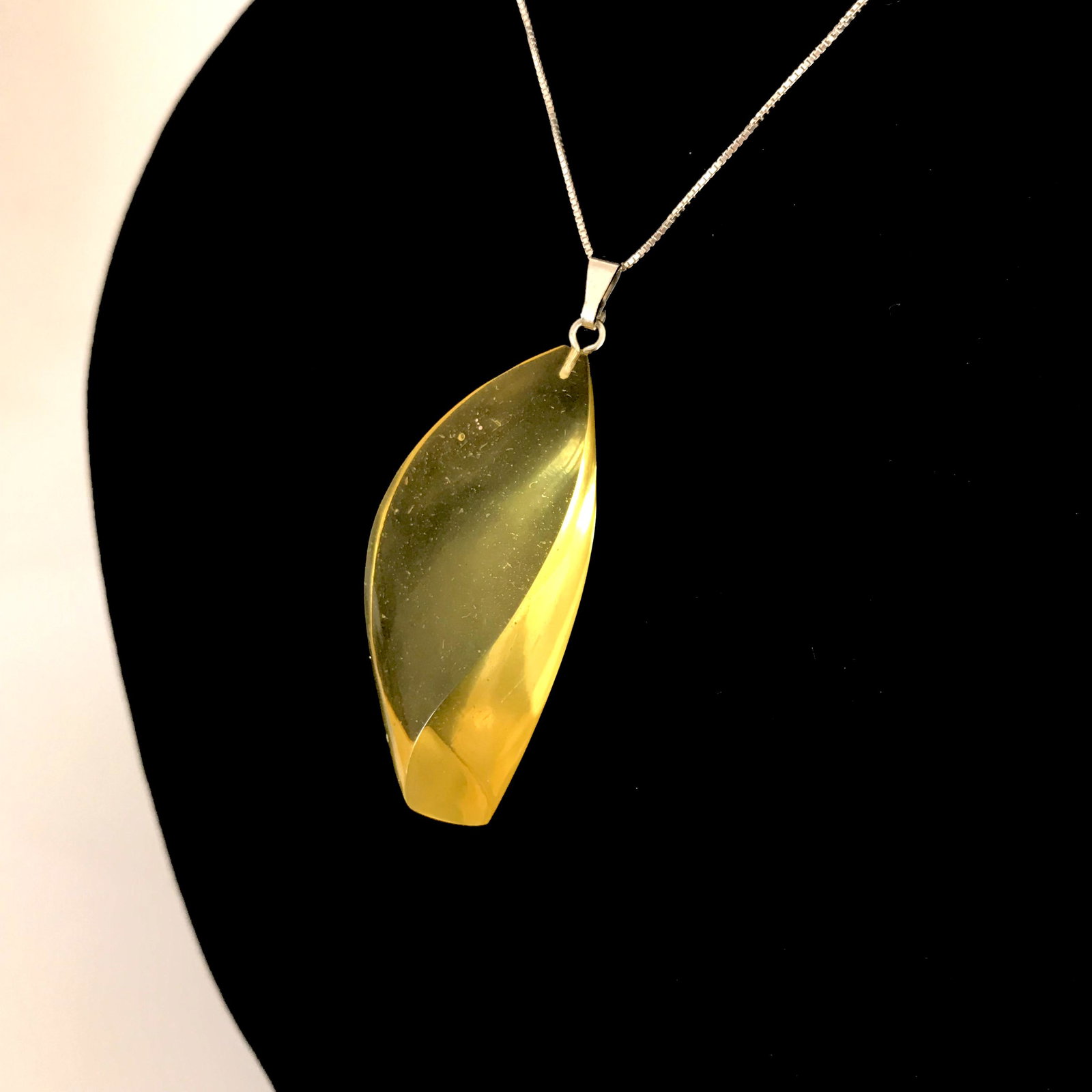 Vintage Amber pendant 53mm in lemon: Title: Vintage Amber pendant 53mm in lemon Gemstones: Amber Weight: 7.3 gr Size: 53 x 20 x 12 mm Additional Information: colour: clear lemon Reserve: $45.00 Shipping: Worldwide: Flat-rate of $30.00