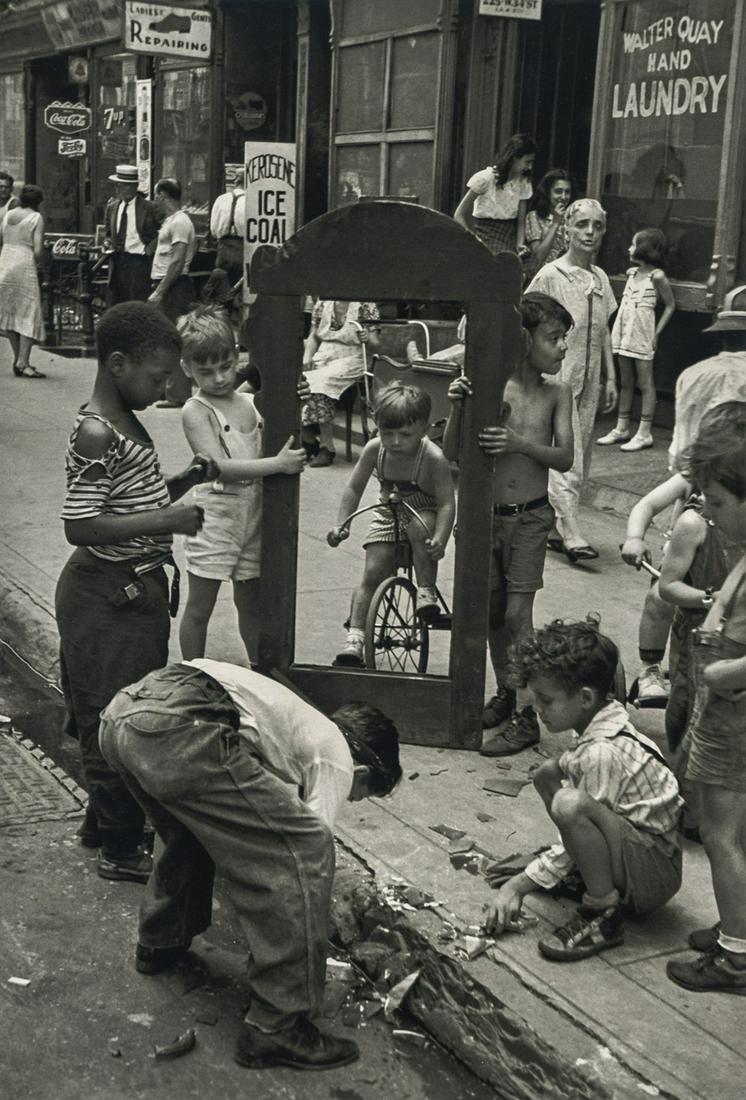 HELEN LEVITT - New York Street, 1940 (1 of 1)
