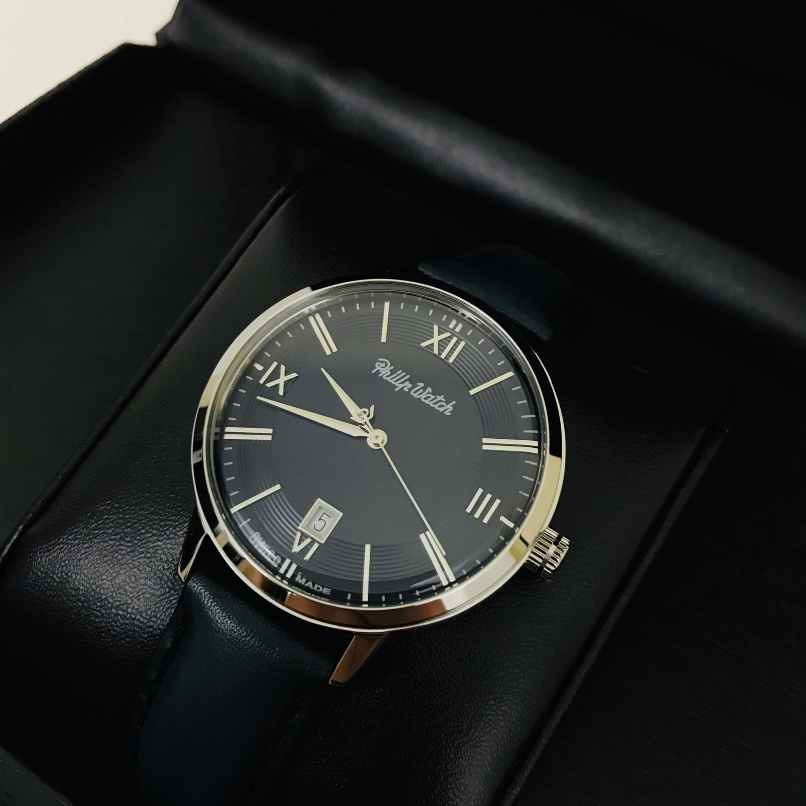 Men's Philip Watch Grand Archive Quartz Swiss Made: Title: Men's Philip Watch Grand Archive Quartz Swiss Made Size: Case size: 39 mm Bracelet Length: Standard 184mm-197mm Movement Type: Quartz (Swiss Made) Box/Papers: Brand New with Box and Manual! Mov