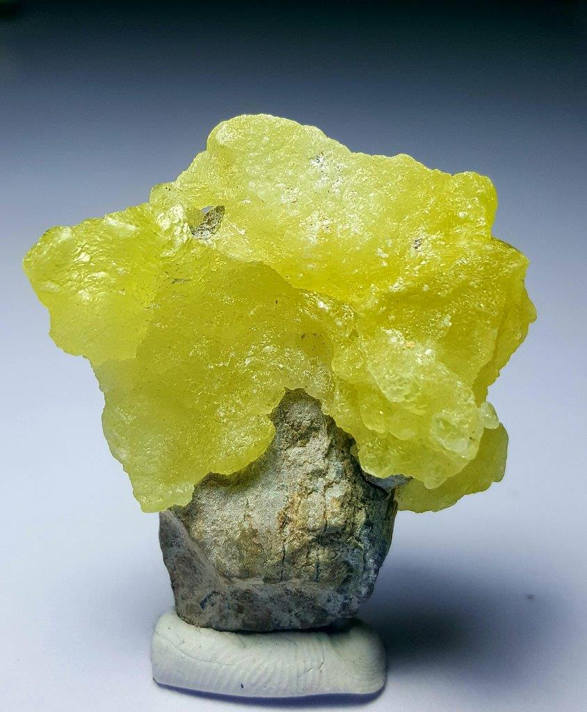 17.7 Grams Lemon Yellow Brucite Mineral: No Reserve! Title: 17.7 Grams Lemon Yellow Brucite Mineral Origin: Afghanistan Shipping: Domestic: Flat-rate of $23.00 to anywhere within the contiguous U.S. International: Foreign shipping rates are 