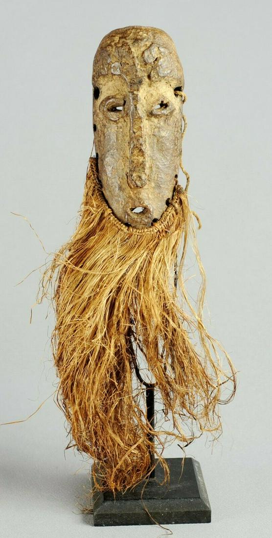Cute Lukwakongo LEGA Mask Congo Good Povenance African: CONGO DRC Superb little Lukwakongo LEGA Mask Beautiful little old mask. (14 cm for the wooden part) The simplicity of the forms and its beautiful surface gives it an unusual power Beard in raffia fibe