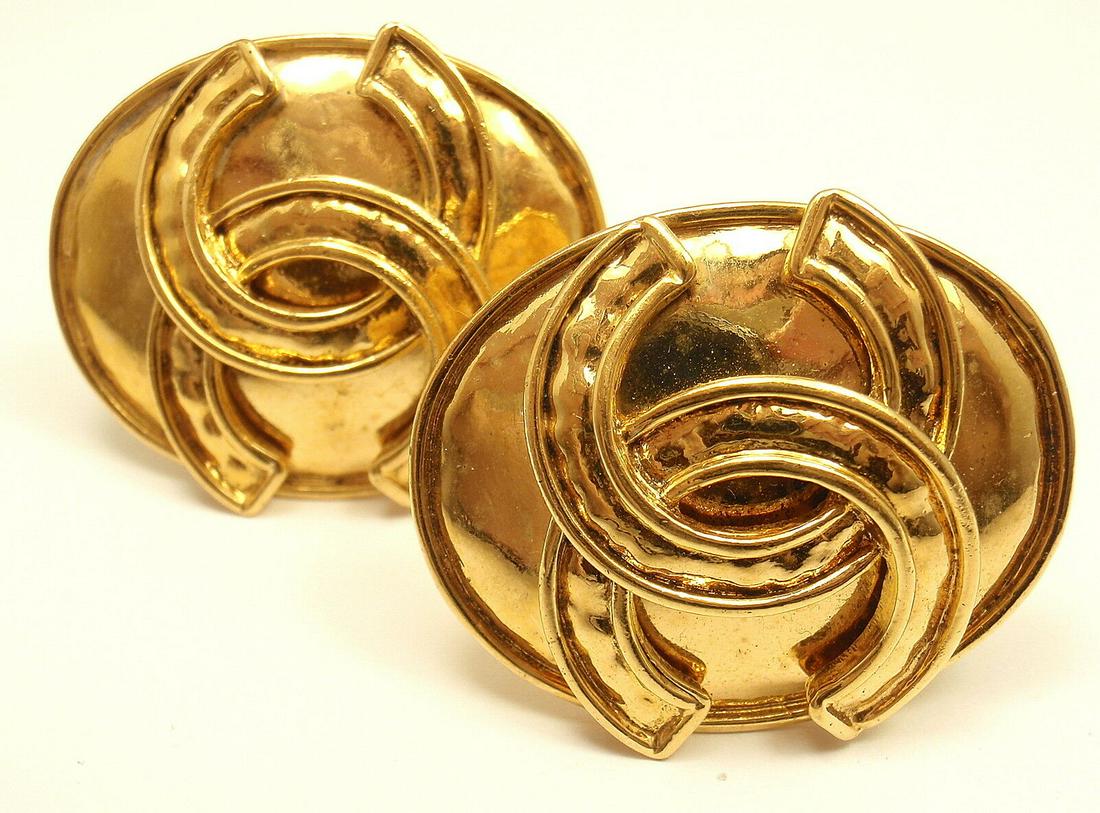 CHANEL VINTAGE FRENCH COUTURE LARGE GOLD TONE CLIP-ON (1 of 5)