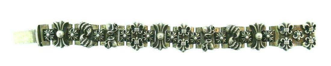 Chrome Hearts Sterling Silver Link Pulseira Circa 1995: Chrome Hearts Sterling Silver Link Bracelet Circa 1995 · This is a must for a collector. The weight is 135.9 grams. The length is 7 3/4 inches. The height is 7/8 of an inch. The width is 1/4 of an in