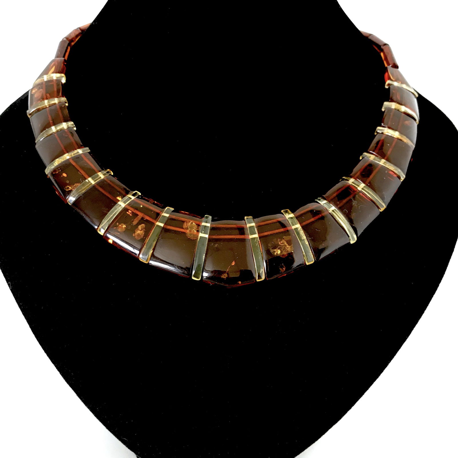 Cut amber flat necklace in cognac (1 of 7)
