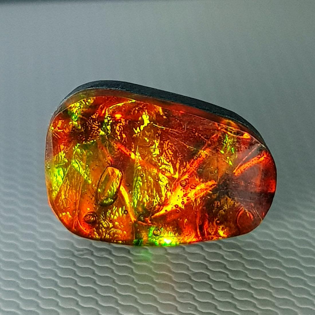 Australian Doublet Opal 3.30 ct: No Reserve! Title: Australian Doublet Opal 3.30 ct Color/Clarity: Semi Transparent Loosegemstone Carat Weights: 3.3 Size/Dimensions: 13.70 x 9.50 x 3.40 Fancy - Australia Shipping: Worldwide: Flat-rat