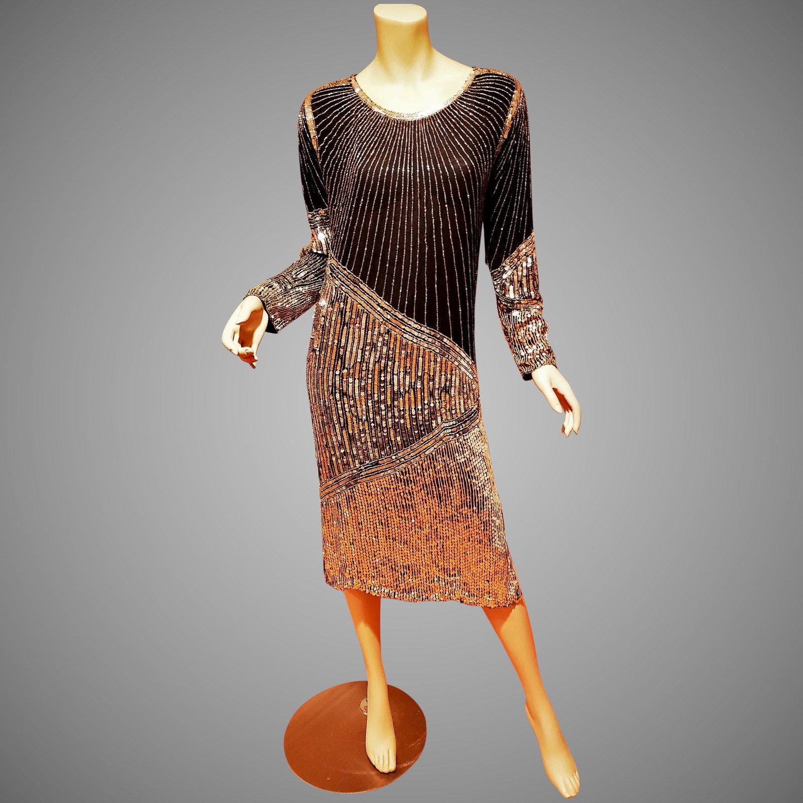 Flapper midi silk vintage dress silver Sequined on: Stunning fully silver sequined silk vintage Flapper type midi dress. Slit on each side at knee. Gives off a Gatsby Vibe. Amazing looking and a Must have for every wardrobe. Please note that the Starti