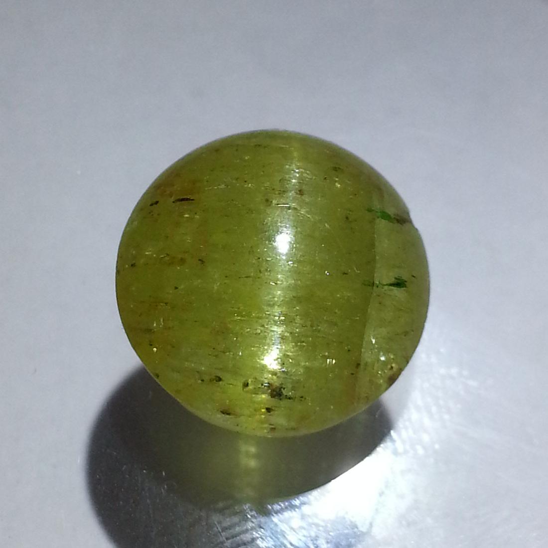 15.35 ct Natural Apatite cat's Eye: No Reserve! Title: 15.35 ct Natural Apatite cat's Eye Color/Clarity: Semi Transparent Gemstones: Loosegemstone Carat Weights: $15 Size/Dimensions: 14.90 x 14.50 x 9.50 Additional Information: Round - 