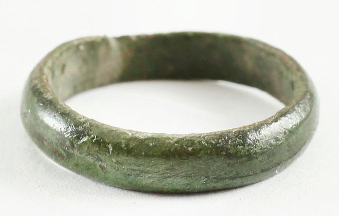 ANCIENT VIKING WEDDING RING C.850-1050 AD: No Reserve! Bronze,Sz 2 Narrow rounded band. Size 2 for the small finger. 3.4mm width. Excellent with fine glossy patina. Vikings exchanged rings on the pommel of the groom’s sword. Gift boxed with 
