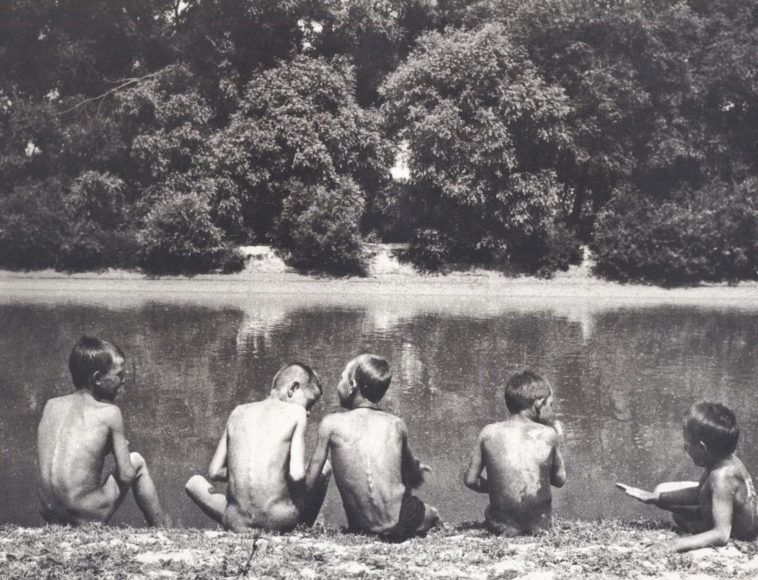 KERTESZ - Esztergom, June 30, 1917, emaciated children: Artist: KERTESZ Print Title: Esztergom, June 30, 1917, emaciated children Medium: Duotone Photoengraving Printed in Switzerland, 1982 Image size (inches) approx.6.5 x 9” Andre Kertesz (1894-1985)