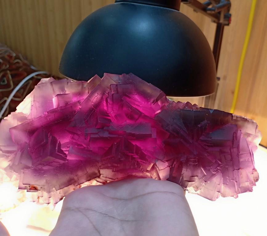 740 Gram Top Quality Natural Color Change Fluorite: Title: 740 Gram Top Quality Natural Color Change Fluorite Specimen Treatment: Natural Gemstone: Fluorite Weight: 740 Gram Size/Dimensions:180x85x38 mm Origin: Pakistan Reserve: $100.00 Shipping: Domes